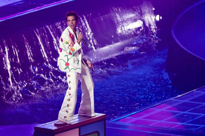 Au-delà de son talent indéniable en tant que chanteur, Mika nous propose une leçon de style avec un costume blanc à l'Eurovision, le 14 mai