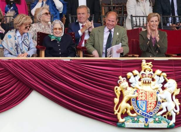La reine Elisabeth II, installée confortablement aux ôtcé du prince Edward et de Sophie Rhys-Jones
