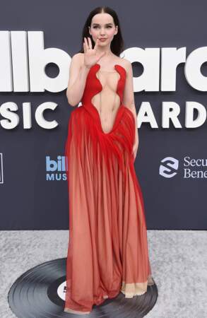 Dove Cameron en robe Ashlyn printemps/été 2022  à décolleté plongeant à la soirée des "Billboard Music Awards 2022" à Las Vegas, le 15 mai.