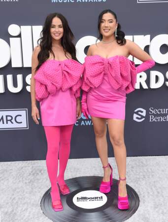 Janette Ok et Chloe Wilde en robe rose fuchsia de la marque Rotate, le 15 mai 2022. 