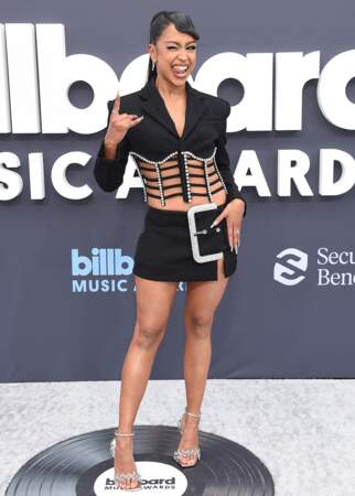 Liza Koshy en ensemble de costume composé d'une mini-jupe et d'une veste courte noire de la marque Area. "Billboard Music Awards 2022", le 15 mai 2022.