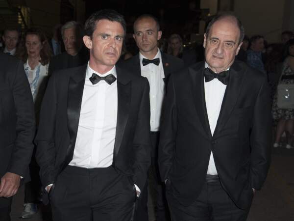 Manuel Valls et Pierre Lescure quittent le palais du festival à Cannes le 16 mai 2015.