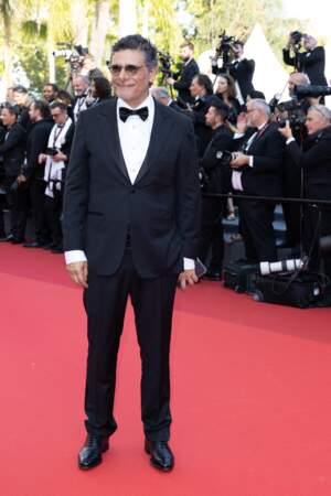 Pascal Elbé en smoking noir pour la montée des marches du film "Coupez !" lors de la cérémonie d'ouverture du 75ème Festival International du Film de Cannes, le 17 mai 2022.