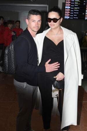Adriana Lima enceinte et son compagnon Andre Lemmers arrive à l'aéroport de Nice, à la veille de l'ouverture du Festival de Cannes, le 16 mai 2022