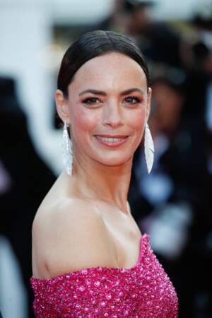 Coiffée d'un chignon, Bérénice Béjo dévoilait ses longues boucles d'oreilles pendantes serties de diamants Boucheron lors de la cérémonie d'ouverture du 75ème Festival International du Film de Cannes, le 17 mai 2022.