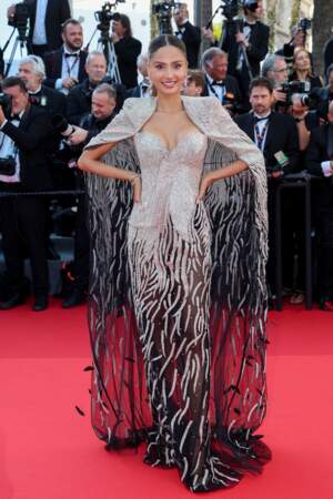 Patricia Contreras ultra-glamour dans une robe moulante accompagnée d'une cape en mousseline lors de la cérémonie d'ouverture du 75ème Festival International du Film de Cannes, le 17 mai 2022.