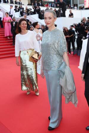 Delphine Ernotte, présidente de France Télévisions dans un total look gris métallisé  pour la montée des marches du film "Coupez!" lors de la cérémonie d'ouverture du 75ème Festival International du Film de Cannes, le 17 mai 2022.