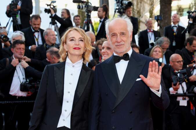 Toni Servillo et sa femme Manuela Lamanna parfaitement assortis dans des smokings noirs lors de la cérémonie d'ouverture du 75ème Festival de Cannes, le 17 mai 2022.
