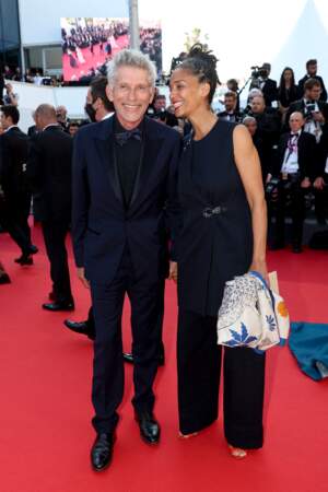 Jacques Gamblin et la danseuse Raphaëlle Delaunay très complices pour la montée des marches du film "Coupez !" lors de la cérémonie d'ouverture du 75ème Festival International du Film de Cannes, le 17 mai 2022. 