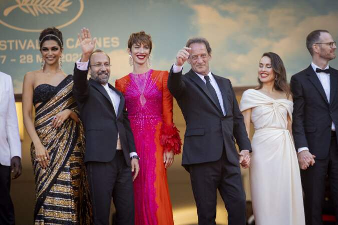Mené par Vincent Lindon très élégant dans un smoking noir Céline, le jury a foulé le tapis rouge de la cérémonie d'ouverture du 75ème Festival International du Film de Cannes, le 17 mai 2022.