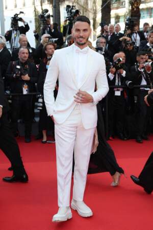 Pour la cérémonie d'ouverture du 75ème Festival International du Film de Cannes, le 17 mai 2022, Baptiste Giabiconi a opté pour un total look blanc signé Dior