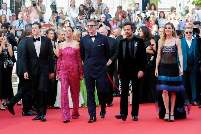 Finnegan Oldfield, Bérénice Bejo, Michel Hazanavicius, Romain Duris, Matilda Lutz, l'équipe du film "Coupez!" a foulé le tapis rouge de la cérémonie d'ouverture du 75ème Festival International du Film de Cannes, le 17 mai 2022.