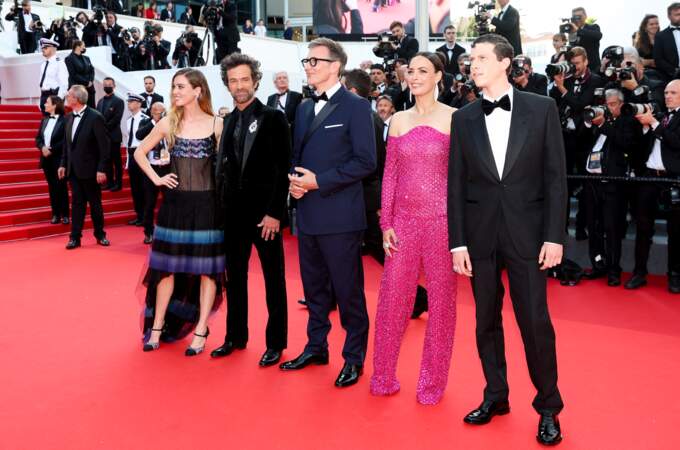 Élégants et complices, Finnegan Oldfield, Bérénice Bejo, Michel Hazanavicius, Romain Duris, Matilda Lutz ont foulé le tapis rouge de la cérémonie d'ouverture du 75ème Festival International du Film de Cannes, le 17 mai 2022.