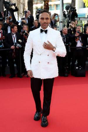 Yassine Azzouz a misé sur un smoking à la veste blazer blanche de la maison Aux Corps Anonyme pour la montée des marches du film "Coupez !" lors de la cérémonie d'ouverture du 75ème Festival International du Film de Cannes, le 17 mai 2022.