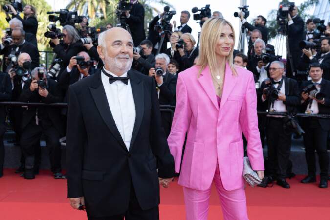 Pour accompagner son mari Gérard Jugnot lors de la cérémonie d'ouverture du Festival de Cannes, le 17 mai 2022, Patricia Campi a électrisé le tapis rouge dans un costume oversize rose fuchsia.