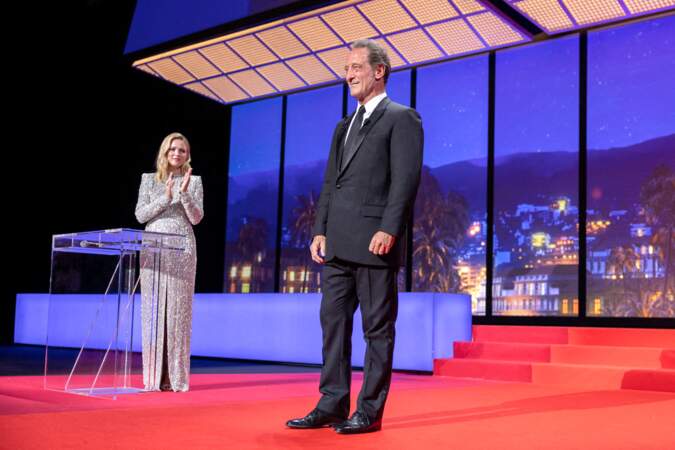 Vincent Lindon et Virginie Efira un duo élégant lors de la cérémonie d'ouverture du 75ème Festival International du Film de Cannes, le 17 mai 2022.