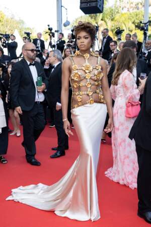 Didi Stone majestueuse dans une robe à la jupe satinée et au corset en or métallisé pour la montée des marches du film "Coupez!" lors de la cérémonie d'ouverture du 75ème Festival International du Film de Cannes, le 17 mai 2022.