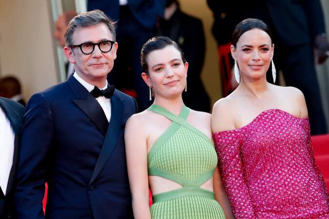 Michel Hazanavicius accompagné de sa fille Simone et de sa compagne Bérénice Bejo pour la montée des marches du film "Coupez !" lors de la cérémonie d'ouverture du 75ème Festival International du Film de Cannes, le 17 mai 2022.
