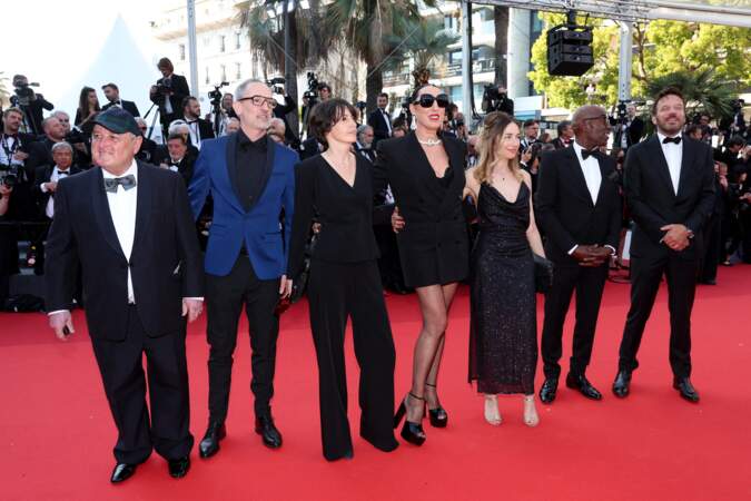 Mené par Rossy de Palma chic dans une robe blazer Saint Laurent, le jury de la Caméra d'Or a foulé le tapis rouge de la cérémonie d'ouverture du 75ème Festival International du Film de Cannes, le 17 mai 2022.