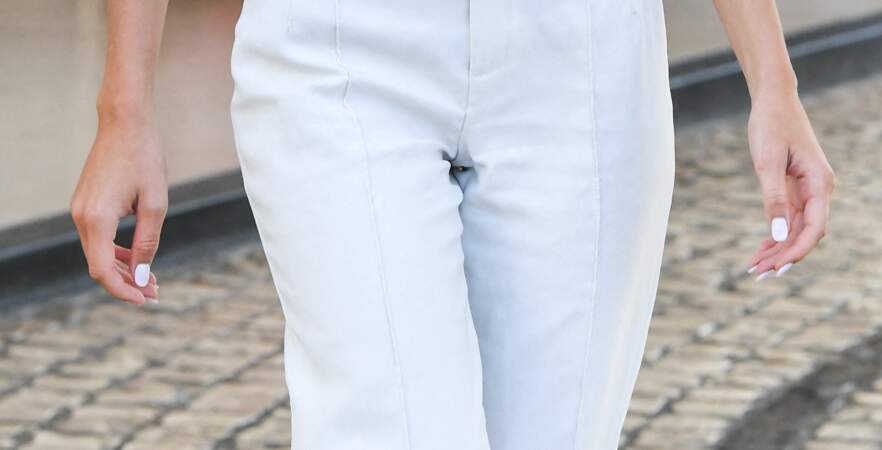 Amandine Petit opte pour une manucure simple avec un vernis blanc assorti à son pantalon lors du 75ème Festival de Cannes. Le 17 mai 2022.