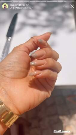 Eva Longoria opte pour un nail art travaillé avec une french manucure pailletée sur des ongles très longs et en amande, le 15 mai 2022.