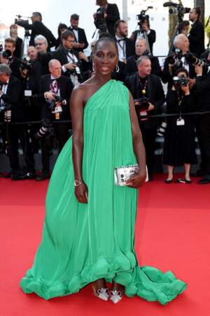 Eye Haidara dans une longue robe bustier vert émeraude pour la montée des marches du film "Coupez !" lors de la cérémonie d'ouverture du 75ème Festival International du Film de Cannes, le 17 mai 2022.