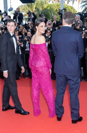 Bérénice Béjo resplendissante aux côtés de son mari le réalisateur Michel Hazanavicius lors de la cérémonie d'ouverture du 75ème Festival International du Film de Cannes, le 17 mai 2022.