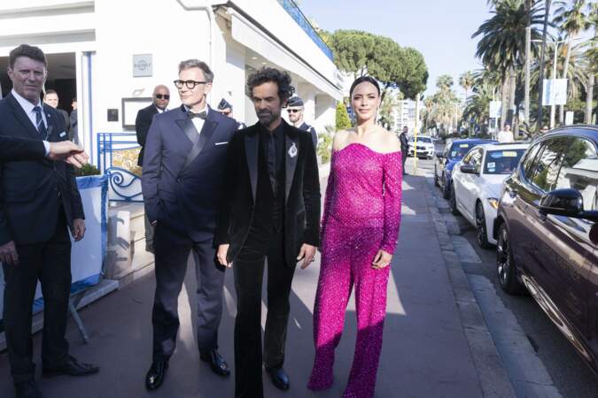Bérénice Béjo a capté tous les regards dans une combinaison bustier rose fuchsia signée Valentino aux côtés de son époux Michel Hazanavicius et l'acteur Romain Duris lors de leur arrivée à la cérémonie d'ouverture du Festival de Cannes, le 17 mai 2022.