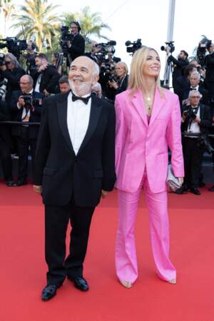 Gérard Jugnot et sa femme Patricia Campi pour la montée des marches du film "Coupez !" lors de la cérémonie d'ouverture du 75ème Festival International du Film de Cannes, le 17 mai 2022.