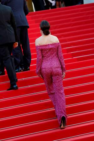 Bérénice Béjo à couper le souffle dans une combinaison signée Valentino assorti à des escarpins noirs pour la montée des marches du film "Coupez !" lors de la cérémonie d'ouverture du 75ème Festival International du Film de Cannes, le 17 mai 2022.