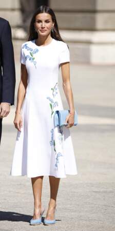La reine Letizia d'Espagne craque pour une robe évasée sur fond blanc et fleurie, très tendance pour ce printemps/été 2022. Dotée de broderies sur la partie avant, la robe vient sans hésitation de la marque Carolina Herrera. Le 17 mai 2022 à Madrid. 