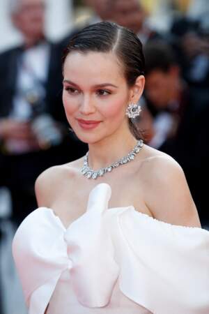 Pour accompagner sa tenue angélique, Emilia Schüle a misé sur une paire de boucles d'oreilles sertie de diamants pour la montée des marches du Festival de Cannes, le 17 mai 2022.