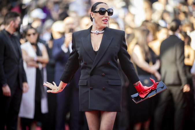 Habituée des looks haut en couleur, Rossy de Palma a surpris les photographes dans une robe blazer noir signée Saint Laurent pour la montée des marches du film "Coupez !" lors de la cérémonie d'ouverture du 75ème Festival International du Film de Cannes, le 17 mai 2022. 