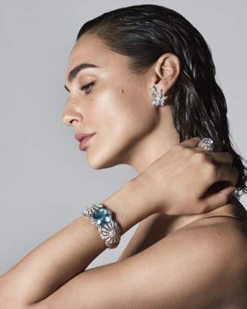 Le bracelet Fleurage est composé de fleurs en diamants enserrant une aigue-marine taille coussin d’un poids supérieur à 48 carats