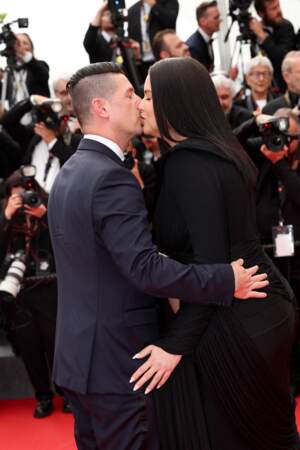 Adriana Lima et Andre Lemmers très amoureux lors de la montée des marches du film « Top Gun : Maverick » lors du 75ème Festival International du Film de Cannes, le 18 mai 2022.