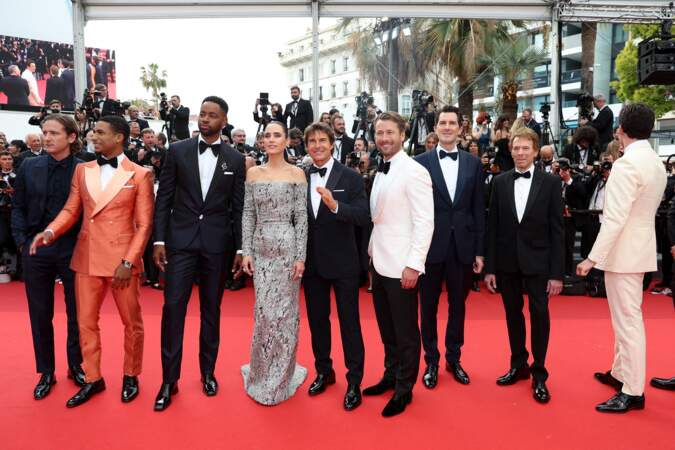 Lewis Pullman, Greg Tarzan Davis, Jay Ellis, Jennifer Connelly, Tom Cruise, Glen Powell, Joseph Kosinski, Jerry Bruckheimer lors de la montée des marches du film « Top Gun : Maverick » lors du 75ème Festival International du Film de Cannes, le 18 mai 2022.