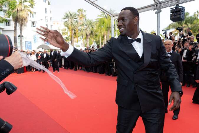Omar Sy très élégant dans un costume noir assorti à son noeud papillon pour la montée des marches du film « Top Gun : Maverick » lors du 75ème Festival International du Film de Cannes, le 18 mai 2022.