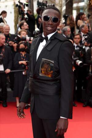 La star de TikTok Khaby Lame fait sensation en costume Hugo Boss le 18 mai 2022, à l'occasion de la projection de Top Gun : Maverick au 75ème Festival International du Film de Cannes.