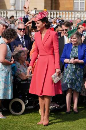 Kate Middleton craque pour un total look rose saumon lors de la Royal Garden Party à Buckingham Palace, le 18 mai 2022.