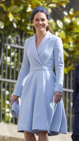 Kate Middleton portait une robe-manteau Emilia Wickstead bleue ciel similaire pour assister à la messe de Pâques, le 17 avril 2022. 