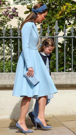 Kate Middleton possède ce modèle de robe-manteau en trois couleurs 