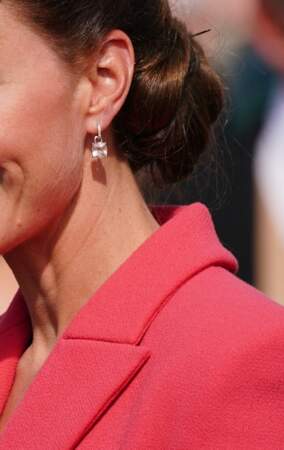 Kate Middleton attache de petits pendentifs à chacune de ses oreilles lors de la Royal Garden Party à Buckingham Palace, le 18 mai 2022. Il s'agit du modèle KIKI Morganite Cushion Drop & Diamond.