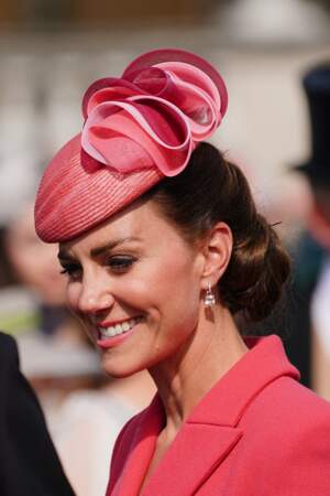 Kate Middleton renoue avec sa coiffure préférée, le chignon tressé lors de la Royal Garden Party à Buckingham Palace, le 18 mai 2022.