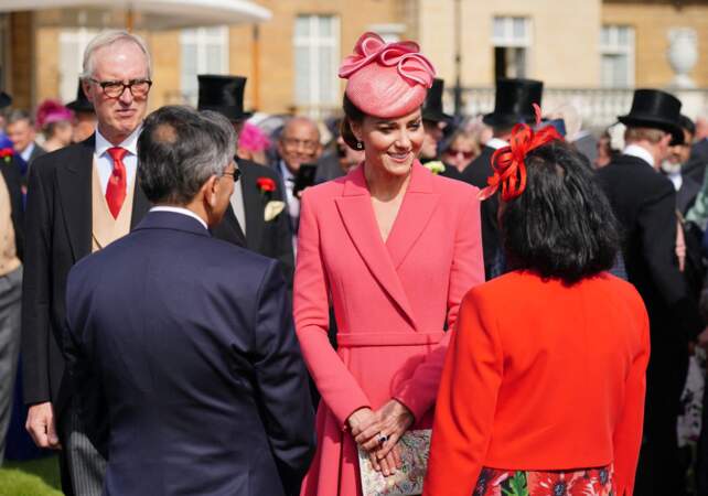 Kate Middleton porte une robe-manteau évasée lors de la Royal Garden Party à Buckingham Palace le 18 mai 2022. 
