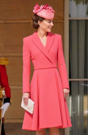 Kate Middleton porte une robe portefeuille signée Emilia Wickstead lors de la Royal Garden Party à Buckingham Palace, le 18 mai 2022. 