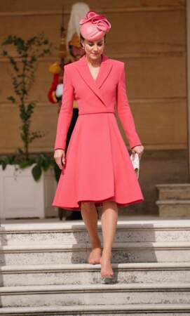 Kate Middleton en escarpins en daims rose Emmy London lors de la Royal Garden Party à Buckingham Palace le 18 mai 2022.
