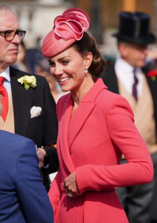  Kate Middleton craque pour un bibi Jane Taylor assorti à sa robe lors de la Royal Garden Party à Buckingham Palace, le 18 mai 2022.