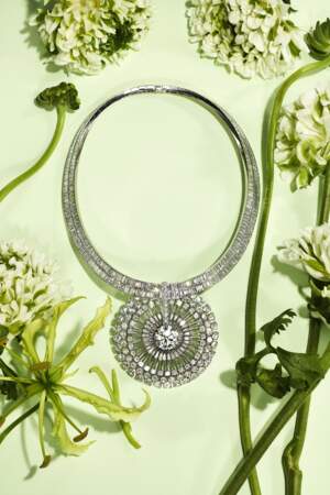 Le collier Pissenlit
Transformable, médaillon avec un diamant central de 12 carats, serti de diamants taille losange, évoquant la tête de la graine de pissenlit.