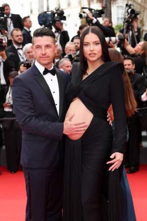 Andre Lemmers et sa compagne Adriana Lima enceinte et en robe Balmain, le 18 mai 2022. 