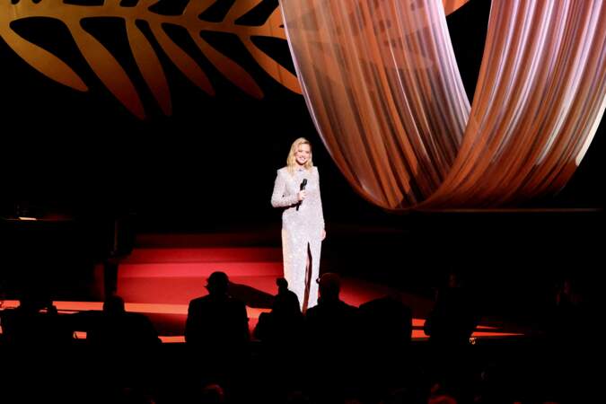 Virginie Efira à couper le souffle pour lancer le 75ème Festival de Cannes, le mardi 17 mai 2022.
